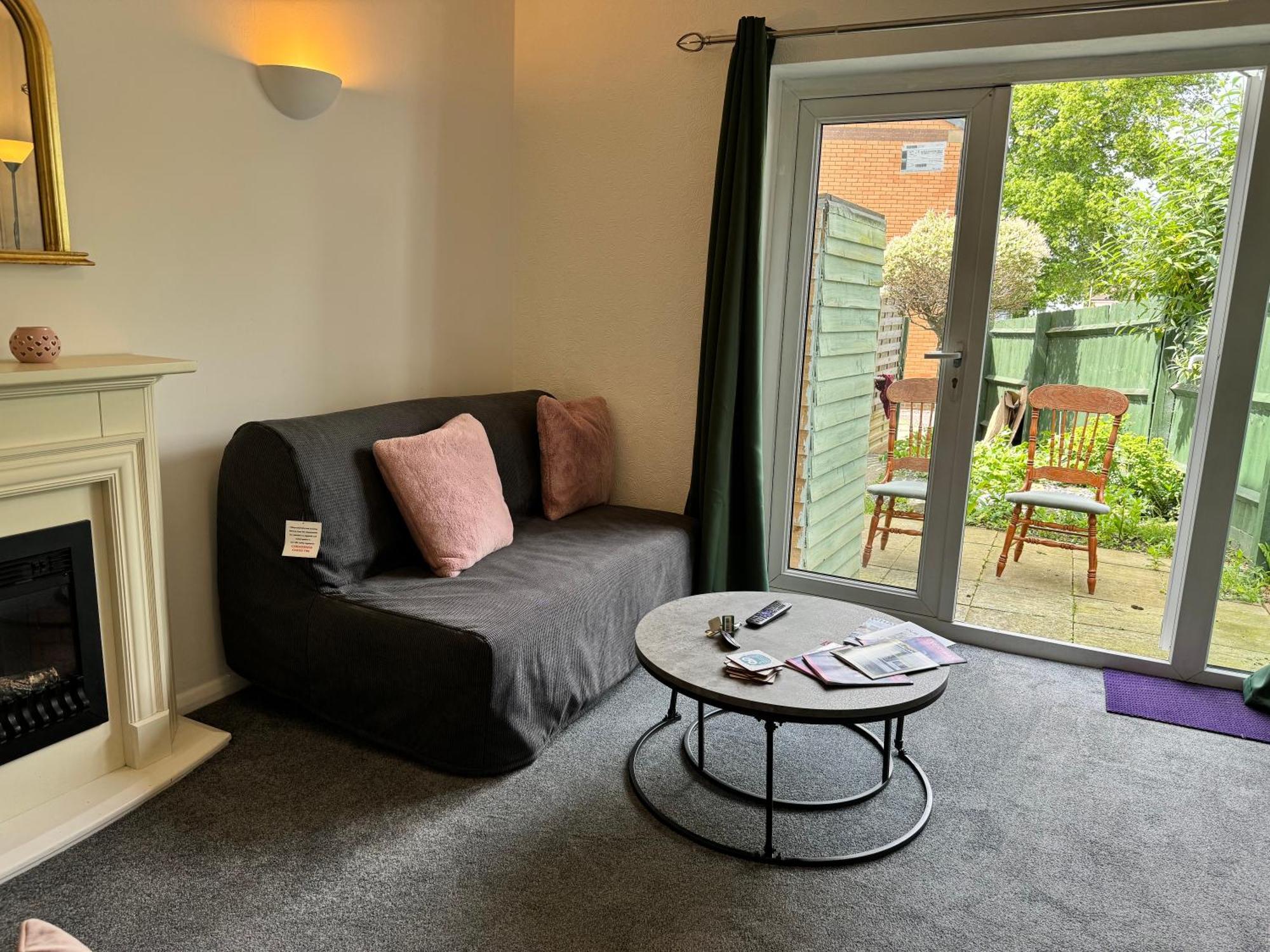 Holiday home Comfortable Away From Home, Spacious 2 Bedroom Town House,self Catering, Free Parking, Walking Distance To Town Centre Cheltenham