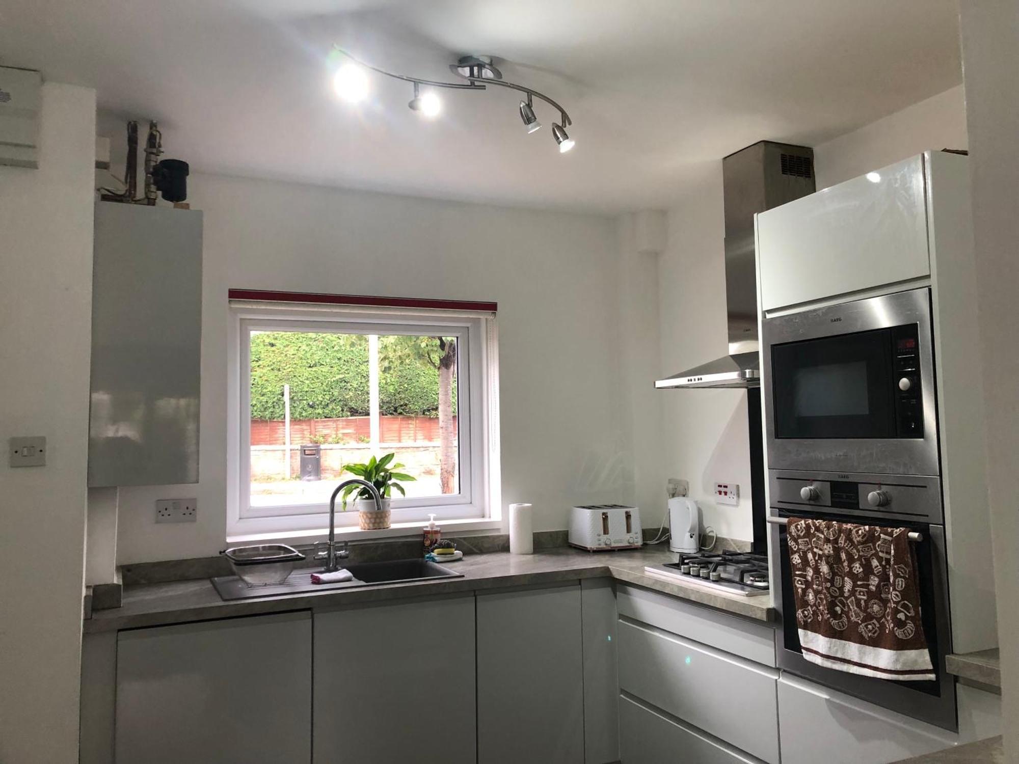 Comfortable Away From Home, Spacious 2 Bedroom Town House,self Catering, Free Parking, Walking Distance To Town Centre